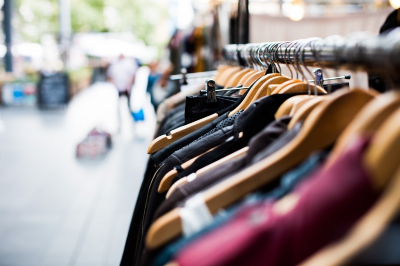 magasin-CARROS-min_blur_close_up_focus_hanger_jacket_market_people_rack-1176303